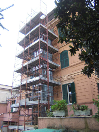 Scaffold for assembling the cage lift