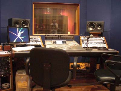 Recording studio Beyond the Culture Edge : Musical Project in Portuguese and Italian and Production of Two CD-ROMs