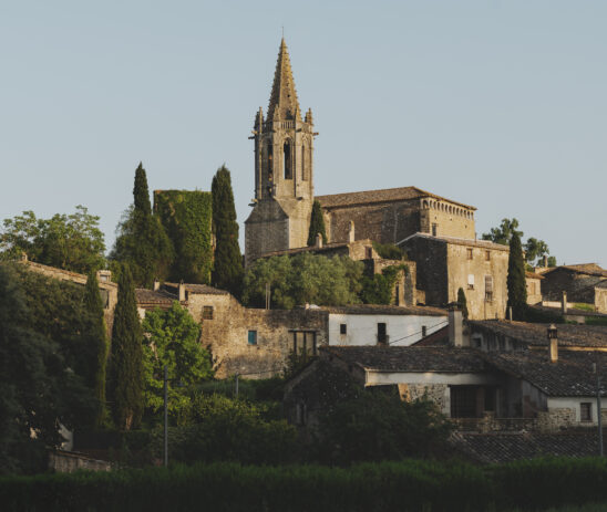 El pueblo medieval del Empordà que enamoró a Elsa Peretti, la legendaria diseñadora de Tiffany & Co